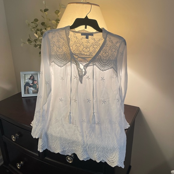 Single Thread Eyelet Top - Picture 7 of 10